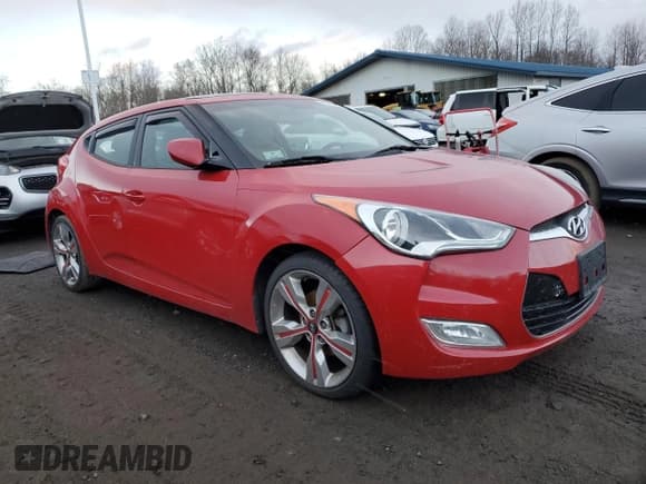 ✅ 2013 Hyundai Veloster w/Black Int • VIN: KMHTC6AD7DU166650 • Lot: 42486845. Wystawiony na Copart z przebiegiem 53 616 mil. Bezpłatny archiwum sprzedaży aukcyjnych z USA i szczegółowy raport historii pojazdu na DreamBid. Zdjęcie 4.