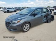 ✅ 2025 Nissan Versa S • VIN: 3N1CN8DV0SL814032 • Лот: 80908455. Опубликован ранее на Copart с пробегом 16 229 миль. Бесплатный доступ к архиву аукционных продаж из США и подробный отчёт об истории автомобиля на DreamBid. Изображение 1.