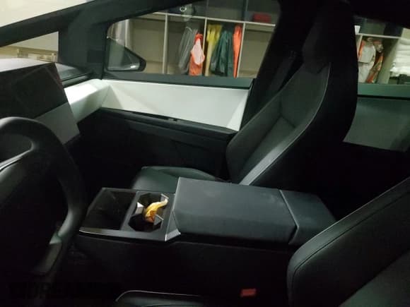 ✅ 2024 Tesla Cybertruck • VIN: 7G2CEHED8RA013046 • Лот: 79999264. Опубликован ранее на Copart с пробегом Не указан. Бесплатный доступ к архиву аукционных продаж из США и подробный отчёт об истории автомобиля на DreamBid. Изображение 9.