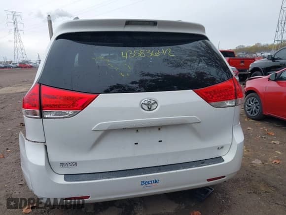 ✅ 2011 Toyota Sienna LE • VIN: 5TDKK3DC5BS030636 • Lot: 43583642. Listed on IAAI with 298,947 mi. Free auction sales archive from the USA and detailed vehicle history report at DreamBid. Image 16.