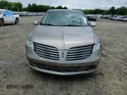 ✅ 2018 Lincoln MKT Reserve • VIN: 2LMHJ5AT3JBL00511 • Лот: 60818315. Опубликован ранее на Copart с пробегом 174 737 миль. Бесплатный доступ к архиву аукционных продаж из США и подробный отчёт об истории автомобиля на DreamBid. Изображение 14.