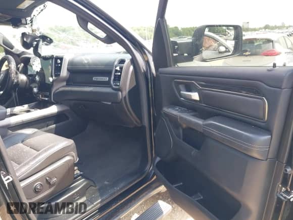 2020 Ram 1500 Rebel z VIN 1C6SRFLM8LN202602, wystawiony jako IAAI lot #42585757 z przebiegiem 46 177 mil mil oraz . Historia ofert i sprzedaży dostępna na DreamBid. Obrazek 5.