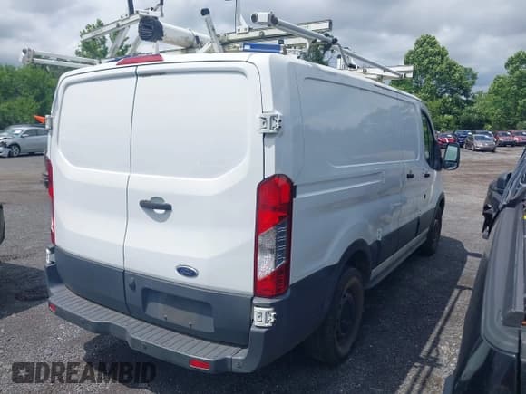 ✅ 2017 Ford Transit • VIN: 1FTYE1ZM0HKA09961 • Lot: 42434479. Wystawiony na IAAI z przebiegiem 51 061 mil. Bezpłatny archiwum sprzedaży aukcyjnych z USA i szczegółowy raport historii pojazdu na DreamBid. Zdjęcie 4.