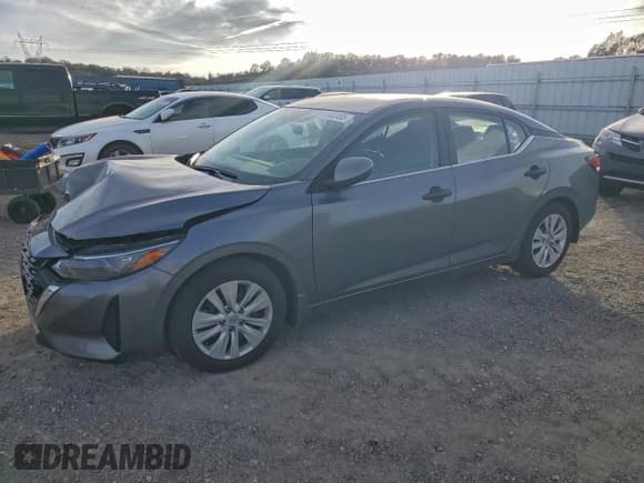 ✅ 2025 Nissan Sentra S • VIN: 3N1AB8BV9SY215443 • Лот: 93952495. Опубликован ранее на Copart с пробегом 15 812 миль. Бесплатный доступ к архиву аукционных продаж из США и подробный отчёт об истории автомобиля на DreamBid. Изображение 1.