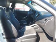 ✅ 2013 Hyundai Veloster Turbo • VIN: KMHTC6AE4DU158224 • Lot: 42725813. Wystawiony na IAAI z przebiegiem Nie podano. Bezpłatny archiwum sprzedaży aukcyjnych z USA i szczegółowy raport historii pojazdu na DreamBid. Zdjęcie 5.