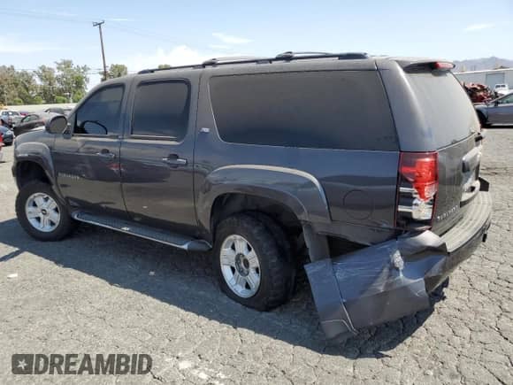 2010 Chevrolet Suburban LT z VIN 1GNUKJE38AR171393, wystawiony jako Copart lot #69954525 z przebiegiem 232 489 mil mil oraz Szkoda całkowita • Salvage title. Historia ofert i sprzedaży dostępna na DreamBid. Obrazek 2.