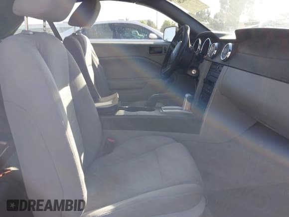 ✅ 2007 Ford Mustang Deluxe • VIN: 1ZVFT84N175265638 • Lot: 42944286. Listed on IAAI with 300,032 mi. Free auction sales archive from the USA and detailed vehicle history report at DreamBid. Image 5.