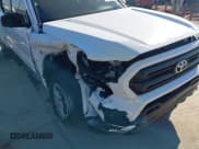 ✅ 2025 Toyota Tacoma SR5 • VIN: 3TMLB5JNXSM146288 • Lot: 43607244. Wystawiony na IAAI z przebiegiem 5 872 mil. Bezpłatny archiwum sprzedaży aukcyjnych z USA i szczegółowy raport historii pojazdu na DreamBid. Zdjęcie 6.