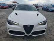 ✅ 2021 Alfa Romeo Giulia Quadrifoglio • VIN: ZARFAMEV6M7648559 • Lot: 60472794. Wystawiony na Copart z przebiegiem 22 622 mil. Bezpłatny archiwum sprzedaży aukcyjnych z USA i szczegółowy raport historii pojazdu na DreamBid. Zdjęcie 5.
