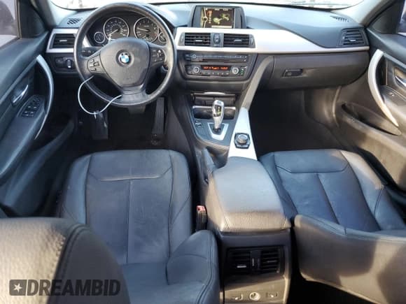 ✅ 2013 BMW 3 Series 320i • VIN: WBA3B1C54DK130469 • Lot: 93532085. Wystawiony na Copart z przebiegiem 218 297 mil. Bezpłatny archiwum sprzedaży aukcyjnych z USA i szczegółowy raport historii pojazdu na DreamBid. Zdjęcie 8.