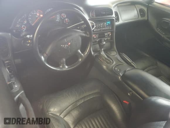 ✅ 2002 Chevrolet Corvette • VIN: 1G1YY32G825104273 • Lot: 82208015. Wystawiony na Copart z przebiegiem Nie podano. Bezpłatny archiwum sprzedaży aukcyjnych z USA i szczegółowy raport historii pojazdu na DreamBid. Zdjęcie 8.