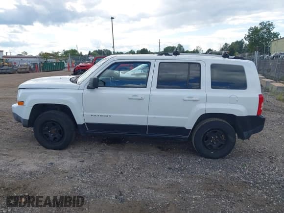 ✅ 2017 Jeep Patriot Latitude • VIN: 1C4NJRFB5HD210548 • Lot: 43096557. Listed on IAAI with 113,088 mi. Free auction sales archive from the USA and detailed vehicle history report at DreamBid. Image 14.