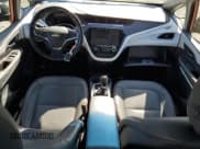 ✅ 2019 Chevrolet Bolt EV Premier • VIN: 1G1FZ6S00K4102385 • Lot: 55166865. Wystawiony na Copart z przebiegiem Nie podano. Bezpłatny archiwum sprzedaży aukcyjnych z USA i szczegółowy raport historii pojazdu na DreamBid. Zdjęcie 8.