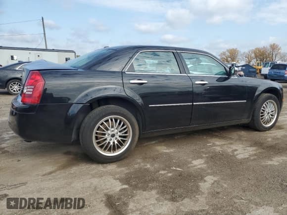 ✅ 2009 Chrysler 300 • VIN: 2C3LK33V19H614083 • Lot: 77529014. Listed on Copart with 188,125 mi. Free auction sales archive from the USA and detailed vehicle history report at DreamBid. Image 3.