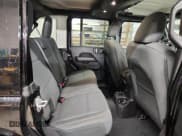 ✅ 2025 Jeep Wrangler Sahara • VIN: 1C4PJXEN2SW573927 • Lot: 93077655. Wystawiony na Copart z przebiegiem 15 031 mil. Bezpłatny archiwum sprzedaży aukcyjnych z USA i szczegółowy raport historii pojazdu na DreamBid. Zdjęcie 10.