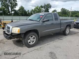 2005 Dodge Dakota ST z VIN 1D7HW22K15S177654, wystawiony jako Copart lot #61034605 z przebiegiem 241 817 mil mil oraz Szkoda całkowita • Salvage title. Historia ofert i sprzedaży dostępna na DreamBid. Obrazek 1.