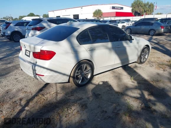 ✅ 2013 BMW 3 Series 328i • VIN: WBA3C1G55DNR44720 • Lot: 43712764. Listed on IAAI with 142,814 mi. Free auction sales archive from the USA and detailed vehicle history report at DreamBid. Image 4.