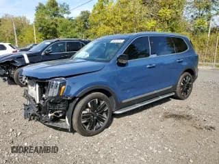 ✅ 2023 Kia Telluride SX Prestige • VIN: 5XYP5DGC8PG367269 • Лот: 83823015. Опубликован ранее на Copart с пробегом 27 862 миль. Бесплатный доступ к архиву аукционных продаж из США и подробный отчёт об истории автомобиля на DreamBid. Изображение 1.