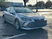 ✅ 2020 Toyota Avalon Hybrid XLE • VIN: 4T1A21FBXLU016423 • Лот: 88176295. Опубликован ранее на Copart с пробегом 25 476 миль. Бесплатный доступ к архиву аукционных продаж из США и подробный отчёт об истории автомобиля на DreamBid. Изображение 1.