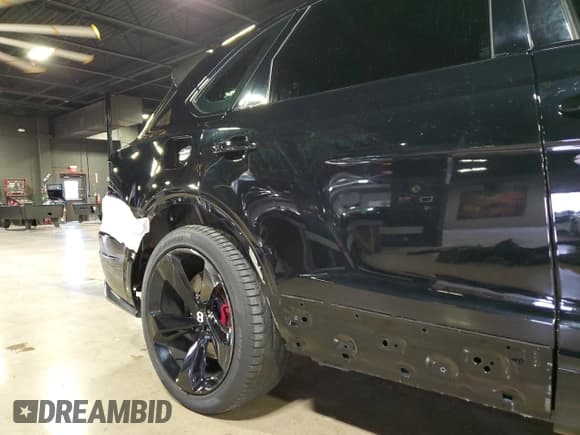 ✅ 2020 Bentley Bentayga V8 • VIN: SJAAM2ZV9LC031383 • Lot: 74666394. Listed on Copart with 30,830 mi. Free auction sales archive from the USA and detailed vehicle history report at DreamBid. Image 12.