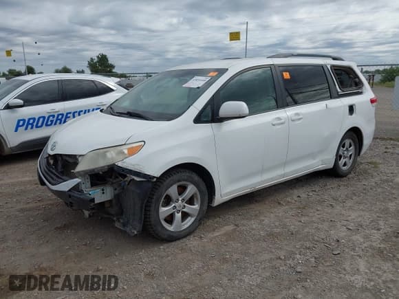 ✅ 2011 Toyota Sienna LE AAS • VIN: 5TDKK3DC4BS033446 • Лот: 43031640. Опубликован ранее на IAAI с пробегом 308 152 миль. Бесплатный доступ к архиву аукционных продаж из США и подробный отчёт об истории автомобиля на DreamBid. Изображение 2.