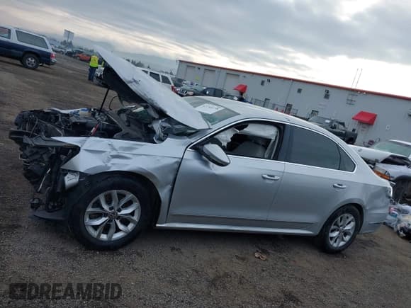 ✅ 2017 Volkswagen Passat S • VIN: 1VWAT7A35HC003660 • Лот: 43744158. Опубликован ранее на IAAI с пробегом 134 221 миль. Бесплатный доступ к архиву аукционных продаж из США и подробный отчёт об истории автомобиля на DreamBid. Изображение 15.