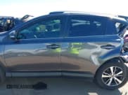 ✅ 2018 Toyota RAV4 XLE • VIN: JTMWFREV6JJ739192 • Lot: 43354082. Wystawiony na IAAI z przebiegiem 69 384 mil. Bezpłatny archiwum sprzedaży aukcyjnych z USA i szczegółowy raport historii pojazdu na DreamBid. Zdjęcie 15.