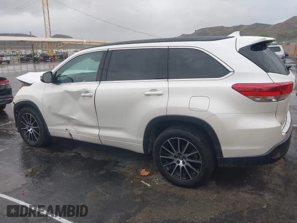 ✅ 2018 Toyota Highlander XLE • VIN: 5TDKZRFHXJS535612 • Лот: 43752834. Опубликован ранее на IAAI с пробегом 111 229 миль. Бесплатный доступ к архиву аукционных продаж из США и подробный отчёт об истории автомобиля на DreamBid. Изображение 15.