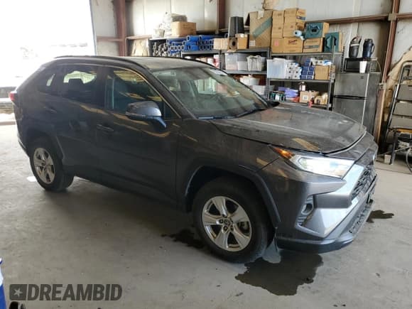 ✅ 2021 Toyota RAV4 XLE • VIN: 2T3W1RFV3MC171987 • Lot: 67007665. Wystawiony na Copart z przebiegiem 58 755 mil. Bezpłatny archiwum sprzedaży aukcyjnych z USA i szczegółowy raport historii pojazdu na DreamBid. Zdjęcie 4.
