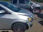 2013 Chevrolet Sonic LS z VIN 1G1JA6SG0D4246200, wystawiony jako IAAI lot #43127143 z przebiegiem 132 751 mil mil oraz . Historia ofert i sprzedaży dostępna na DreamBid. Obrazek 12.