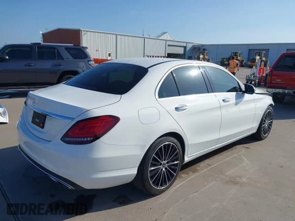 ✅ 2020 Mercedes-Benz C 300 • VIN: WDDWF8DB9LR558941 • Lot: 42706308. Listed on IAAI with 25,486 mi. Free auction sales archive from the USA and detailed vehicle history report at DreamBid. Image 4.