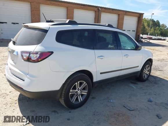2017 Chevrolet Traverse LS z VIN 1GNKRFKD2HJ260138, wystawiony jako IAAI lot #43365257 z przebiegiem 85 179 mil mil oraz . Historia ofert i sprzedaży dostępna na DreamBid. Obrazek 4.