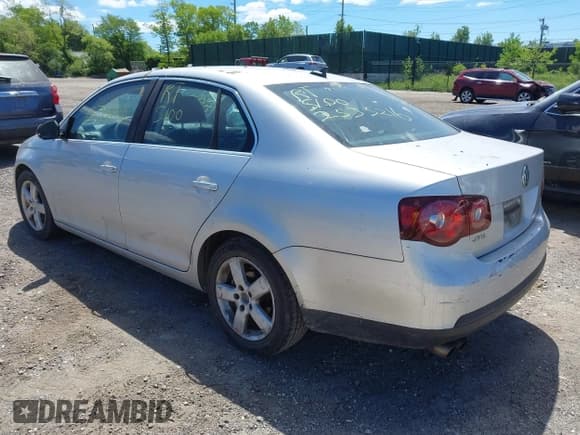 ✅ 2008 Volkswagen Jetta SE • VIN: 3VWRZ71K58M044121 • Lot: 42317882. Wystawiony na IAAI z przebiegiem Nie podano. Bezpłatny archiwum sprzedaży aukcyjnych z USA i szczegółowy raport historii pojazdu na DreamBid. Zdjęcie 3.