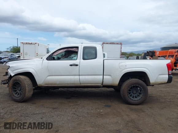 ✅ 2017 Toyota Tacoma SR • VIN: 5TFRX5GN8HX077669 • Лот: 41949088. Опубликован ранее на IAAI с пробегом 110 454 миль. Бесплатный доступ к архиву аукционных продаж из США и подробный отчёт об истории автомобиля на DreamBid. Изображение 15.