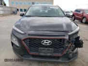 ✅ 2021 Hyundai Kona SE • VIN: KM8K1CAA4MU688027 • Лот: 52033324. Опубликован ранее на Copart с пробегом 54 105 миль. Бесплатный доступ к архиву аукционных продаж из США и подробный отчёт об истории автомобиля на DreamBid. Изображение 5.