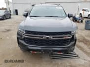 ✅ 2022 Chevrolet Suburban Z71 • VIN: 1GNSKDKD3NR196942 • Lot: 90234935. Wystawiony na Copart z przebiegiem 28 796 mil. Bezpłatny archiwum sprzedaży aukcyjnych z USA i szczegółowy raport historii pojazdu na DreamBid. Zdjęcie 5.