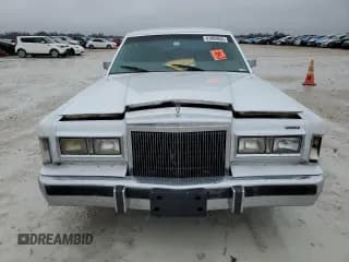 ✅ 1988 Lincoln Town Car • VIN: 1LNBM82F9JY847093 • Lot: 41893945. Listed on Copart with 82,472 mi. Free auction sales archive from the USA and detailed vehicle history report at DreamBid. Image 5.