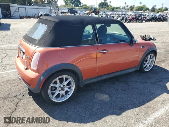 ✅ 2005 MINI Convertible S • VIN: WMWRH33595TK55371 • Лот: 85128385. Опубликован ранее на Copart с пробегом 116 114 миль. Бесплатный доступ к архиву аукционных продаж из США и подробный отчёт об истории автомобиля на DreamBid. Изображение 3.