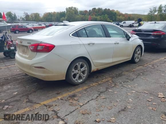 ✅ 2018 Chevrolet Cruze Premier • VIN: 1G1BF5SM3J7101054 • Lot: 43456753. Wystawiony na IAAI z przebiegiem 142 857 mil mil. Skorzystaj z bezpłatnego archiwum sprzedaży aukcyjnych z USA i zobacz szczegółowy raport historii pojazdu na DreamBid. Zdjęcie 4.