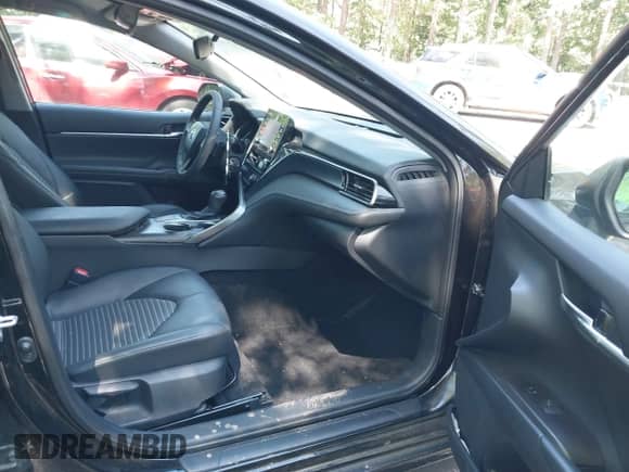 2022 Toyota Camry SE z VIN 4T1G11AK7NU068339, wystawiony jako IAAI lot #42534773 z przebiegiem 33 661 mil mil oraz . Historia ofert i sprzedaży dostępna na DreamBid. Obrazek 5.