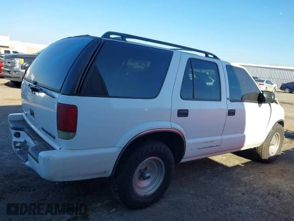 2000 Chevrolet Blazer LS z VIN 1GNCS13WXY2110705, wystawiony jako IAAI lot #41287699 z przebiegiem 214 754 mil mil oraz . Historia ofert i sprzedaży dostępna na DreamBid. Obrazek 13.