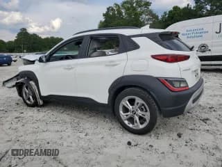 ✅ 2022 Hyundai Kona SEL • VIN: KM8K32AB7NU771689 • Лот: 58744354. Опубликован ранее на Copart с пробегом 53 477 миль. Бесплатный доступ к архиву аукционных продаж из США и подробный отчёт об истории автомобиля на DreamBid. Изображение 2.
