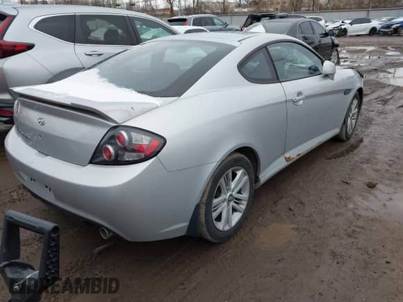 2008 Hyundai Tiburon GS z VIN KMHHM66D08U268552, wystawiony jako IAAI lot #41729193 z przebiegiem 88 939 mil mil oraz . Historia ofert i sprzedaży dostępna na DreamBid. Obrazek 4.