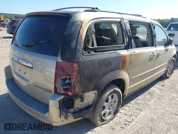 ✅ 2010 Chrysler Town & Country LX • VIN: 2A4RR2D1XAR450297 • Lot: 42807756. Wystawiony na IAAI z przebiegiem 221 110 mil. Bezpłatny archiwum sprzedaży aukcyjnych z USA i szczegółowy raport historii pojazdu na DreamBid. Zdjęcie 6.