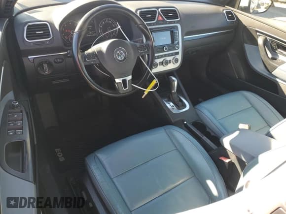 ✅ 2013 Volkswagen Eos Lux • VIN: WVWFW8AH7DV002106 • Lot: 77246174. Wystawiony na Copart z przebiegiem 164 363 mil. Bezpłatny archiwum sprzedaży aukcyjnych z USA i szczegółowy raport historii pojazdu na DreamBid. Zdjęcie 8.