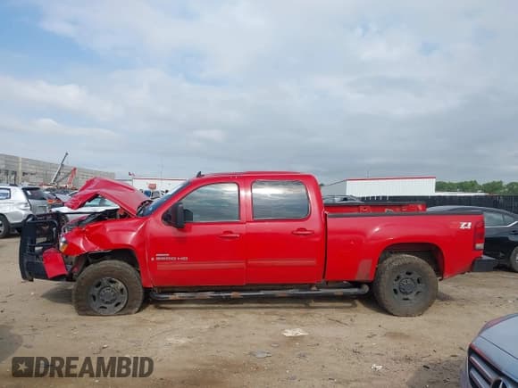 ✅ 2008 GMC Sierra 2500HD SLT • VIN: 1GTHK23668F113355 • Lot: 42664315. Listed on IAAI with 216,846 mi. Free auction sales archive from the USA and detailed vehicle history report at DreamBid. Image 14.