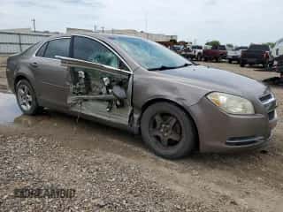 2012 Chevrolet Malibu 1LS z VIN 1G1ZB5E08CF189059, wystawiony jako Copart lot #64994054 z przebiegiem 144 789 mil mil oraz Szkoda całkowita • Salvage title. Historia ofert i sprzedaży dostępna na DreamBid. Obrazek 4.