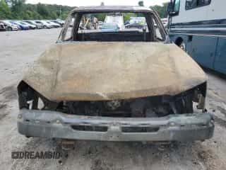 2003 Chevrolet Silverado 1500 LS z VIN 1GCEK14T43Z135461, wystawiony jako Copart lot #62999924 z przebiegiem Nie podano mil oraz Nie do naprawy • Non repairable. Historia ofert i sprzedaży dostępna na DreamBid. Obrazek 5.