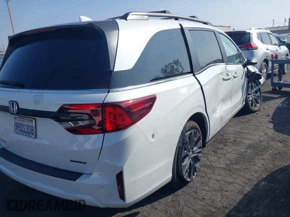 ✅ 2025 Honda Odyssey Touring • VIN: 5FNRL6H83SB005645 • Lot: 43507137. Listed on IAAI with 6,051 mi. Free auction sales archive from the USA and detailed vehicle history report at DreamBid. Image 4.