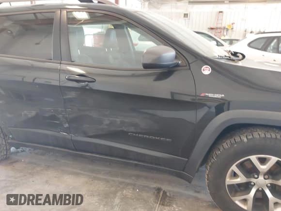 ✅ 2016 Jeep Cherokee Trailhawk • VIN: 1C4PJMBS0GW358353 • Lot: 42741842. Wystawiony na IAAI z przebiegiem 117 030 mil. Bezpłatny archiwum sprzedaży aukcyjnych z USA i szczegółowy raport historii pojazdu na DreamBid. Zdjęcie 6.